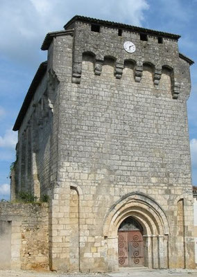 Charras 16 - façade de l'église fortifiée