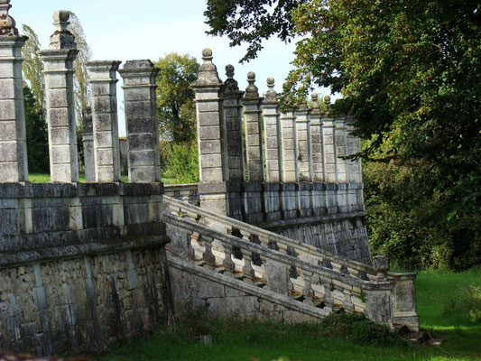 Charras Charente - château - balustres classées MH