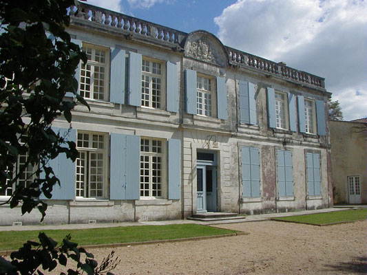 Charras Charente - château du 17ème - façade du "pavillon d'honneur"