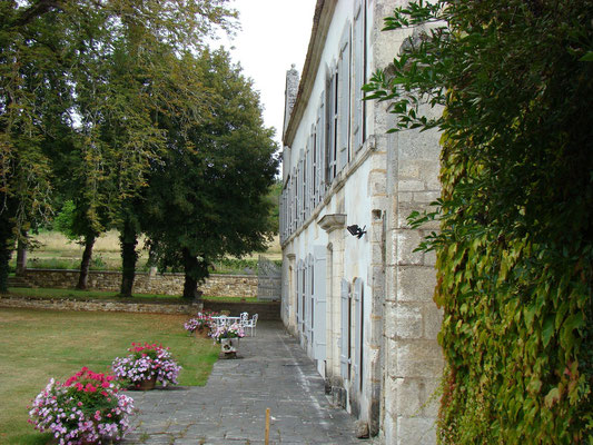 Charras 16 - abbaye de Grosbot - façade de la cour d'honneur
