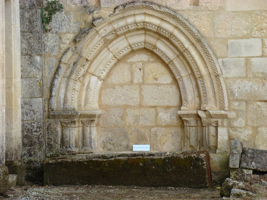 Charras 16 - abbaye de Grosbot - tombeau d'Arnaud de Mainzac