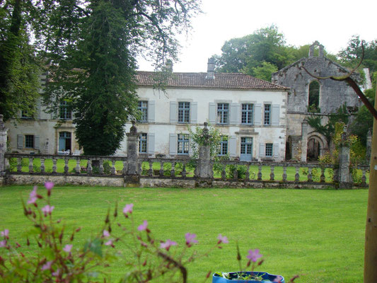 Charras 16 - abbaye de Grosbot - cour d'honneur