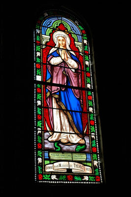Charras 16 - vitrail de la Vierge 