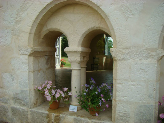 Charras 16 - abbaye de Grosbot - fenêtre géminée de la salle capitulaire