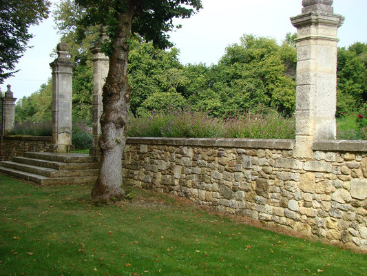 Charras 16 - abbaye de Grosbot - vers les jardins