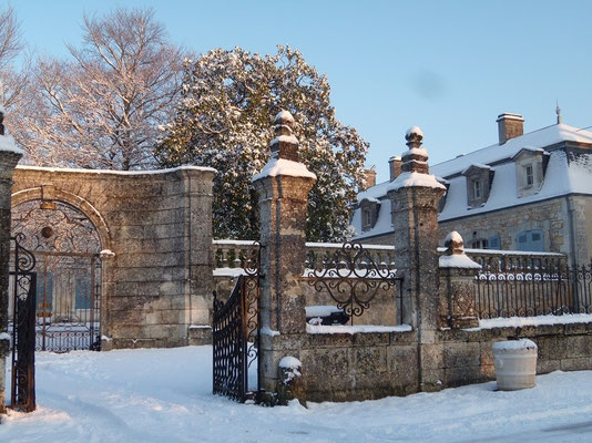 Charras Charente - le château - l'entrée et une partie des bâtiments - 