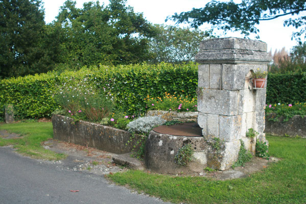 Charras16 - fontaine du bas du Bourg