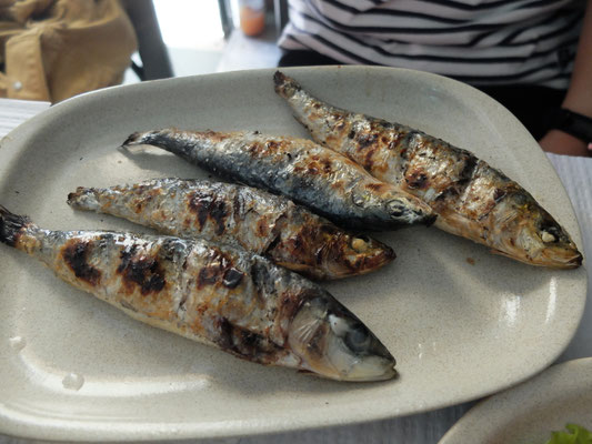 イワシの丸焼き（現地ではオリーブオイルなどをかけて食べる）
