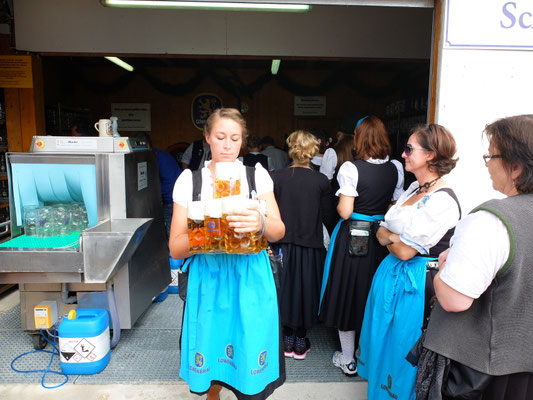 ビールジョッキを運ぶウェイトレス