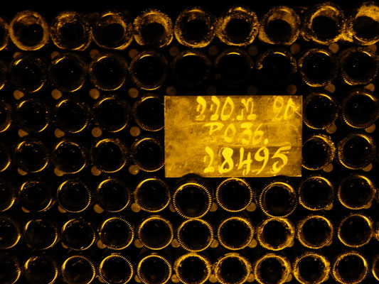 看板3段目の数字はそこにあるボトル本数を表す。