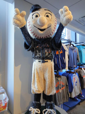 球場の売店でみつけたジェリー・ビーンズでできているメッツのキャラクター