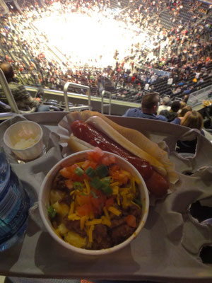 バスケの試合を見ながら定番のホットドッグとユニークなマカロニ＆チーズ