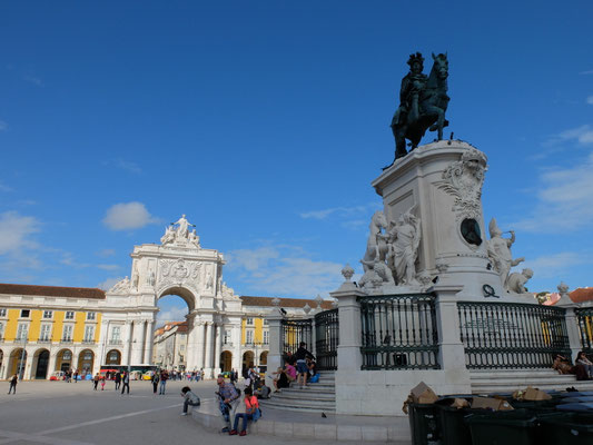 市庁舎前のコメルシウ広場