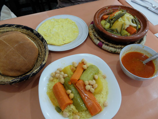 世界最小のパスタ、クスクス（写真手前）。北アフリカを代表する煮込み料理。スムールという粗粒状の小麦を蒸して、野菜と羊肉や鳥肉、魚を煮て、中身とスープを分けて出す。これらをスムールにかけて混ぜて食べる（地球の歩き方　モロッコ　’１２～’１３／P４６より抜粋）。