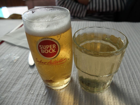 大衆ビール(左)と白ワイン(右)、地元の食堂にて