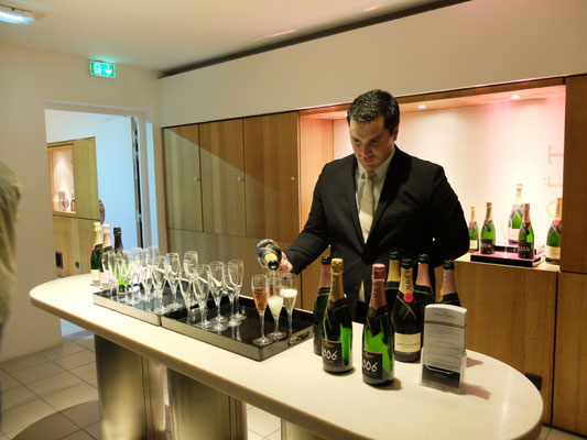 ツアー最後の試飲を注ぐソムリエ。ワインに関するどんな質問にも答えてくれる。