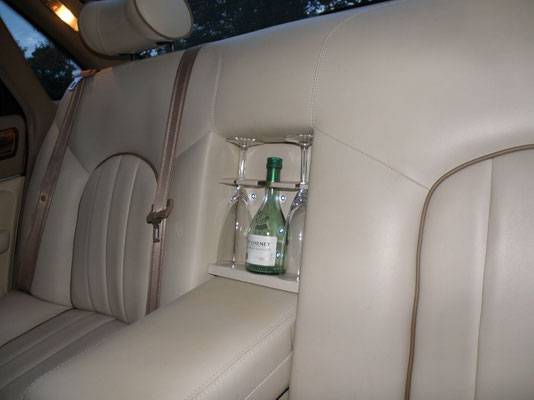 die Minibar sitzt sicher verkeilt in der Aussparung der Armlehne