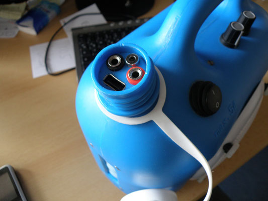 Die Anschlüsse für USB und Ladestrom im Ausguss