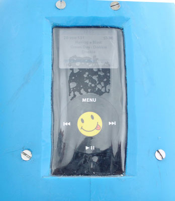 Ipod Nano bleibt hinter der Spezial-Folie voll bedienbar