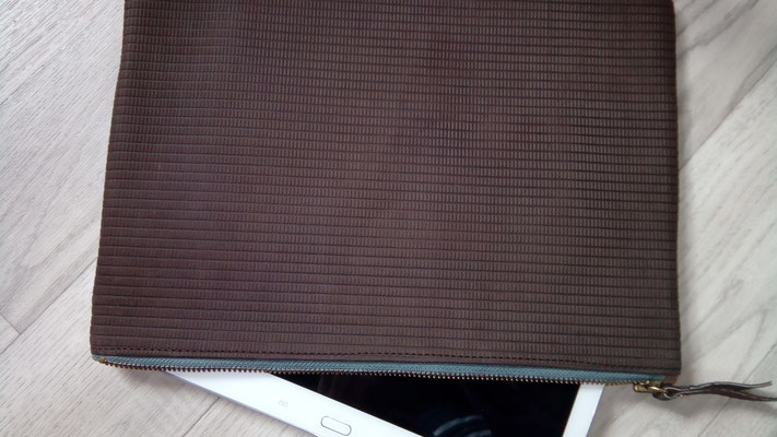 idée cadeau, pochette, trousse,cuir, étui tablette, made in France, artisanal, créateur, haut de gamme