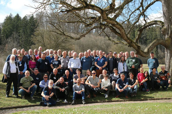 Es ist inzwischen Tradition, dass sich am Samstag um Punkt 14:00 Uhr alle Teilnehmer für ein Gruppenfoto treffen. Wer zu spät kommt ...