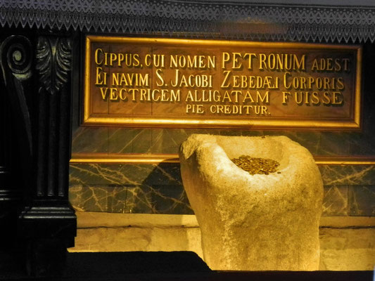 Römischer Meilenstein in der Kirche Padrons