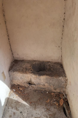 Das stille Örtchen auf der Mauer