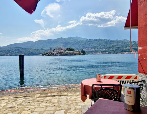 Apero mit Blick auf die Insel