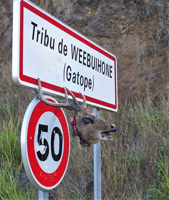 Ein ziemlich makabres Ortschild.