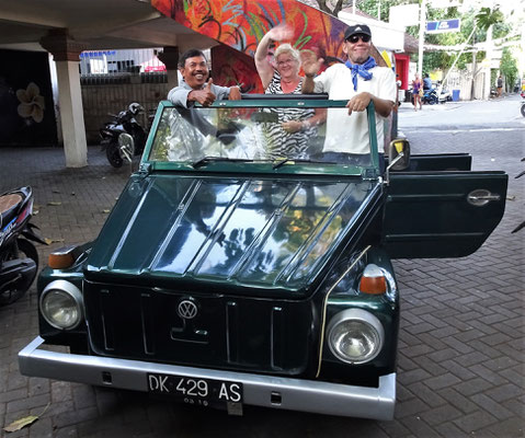 Ausflug im VW Kübelwagen mit Ketut und Elisabeth