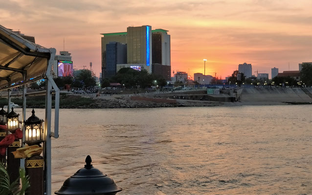 .....mit der Skyline von Phnom Penh.