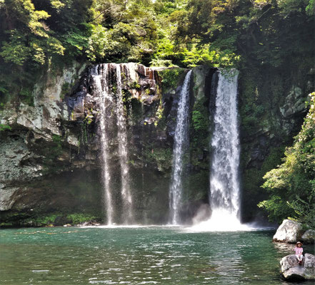 Der 22m hohe Cheonjiyeon Wasserfall......