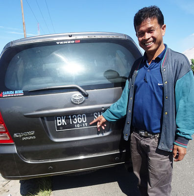 Ramli mit dem speziellen Autoschild. (im Okt. 2017 braucht er ein neues Schild)