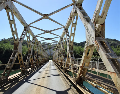 Eine einspurige Stahlbrücke.