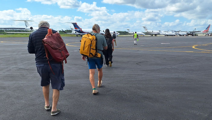 Spaziergang neben den Privat-Jets