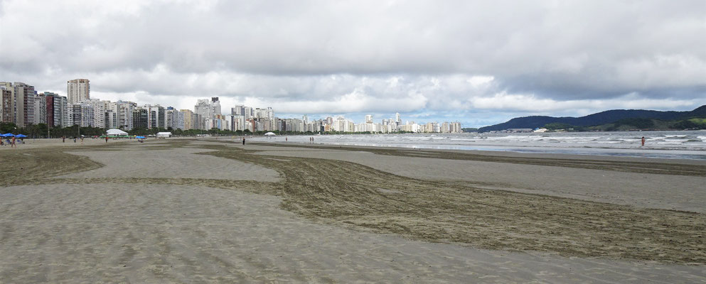 Der grosse Strand von Santos.