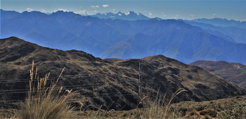 Schneeberge in der Ferne.