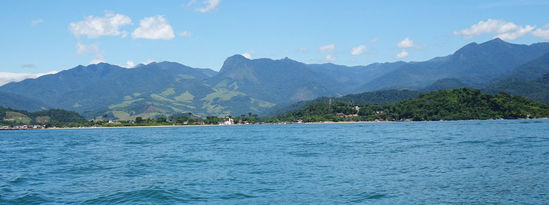 Ein Blick zurück auf die Bergwelt hinter Paraty.