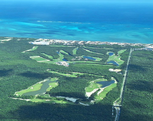 Golfplatz im Dschungel.
