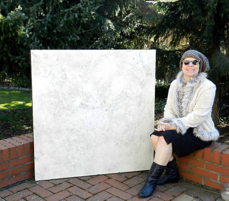 Gemälde in beige udn Künstlerin