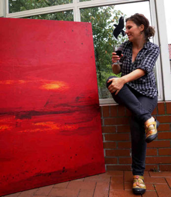 Künstlerin und rotes Bild