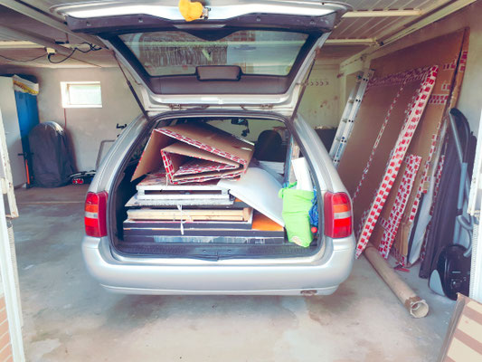 Auto gepackt mit Ateliersachen