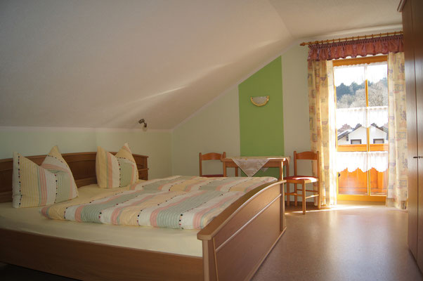 Schlafzimmer eins der Ferienwohnung 2