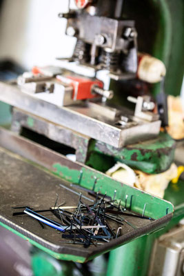 Alte mechanische Presse zur Formung von Maultrommel-Rahmen in der Maultrommel Werkstatt in Oberösterreich
