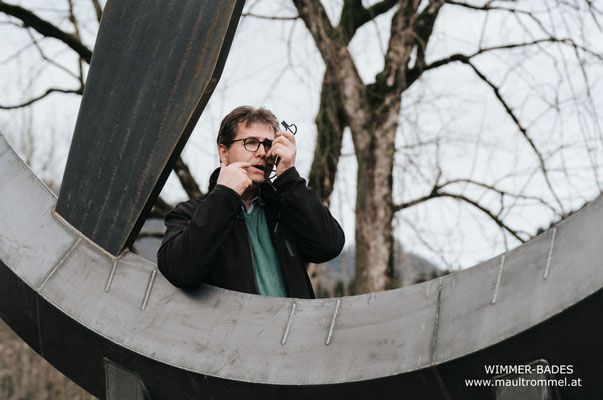 Maultrommelspiel bei der Weltgrößten Maultrommelskulptur Monument Wimmer-Bades