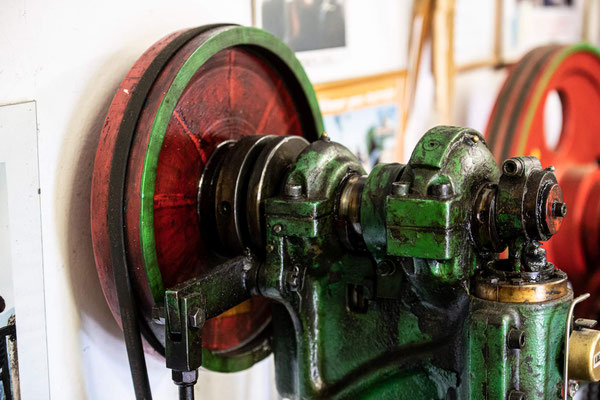 Traditionelles Schmiedewerkzeug zur handwerklichen Herstellung von Maultrommeln in Molln