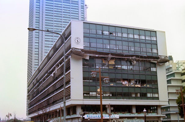 神戸市役所　6階が層崩壊