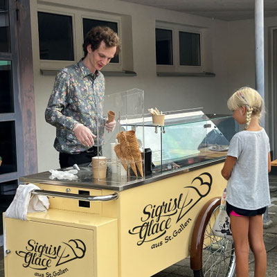 hausgemachtes Rahmglace und fruchtige Sorbets