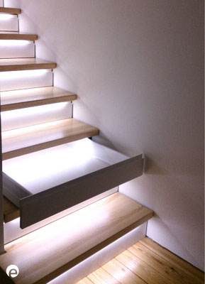 Treppe beleuchtet mit Schubladen