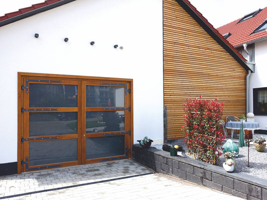 Fassadenverkleidung und Tor